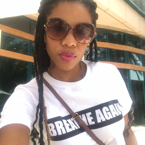 MEET YOUR POSHER - Picture 5 of 8